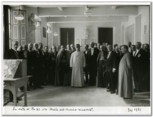 Pio XI con il personale dello Studio del Mosaico Vaticano
