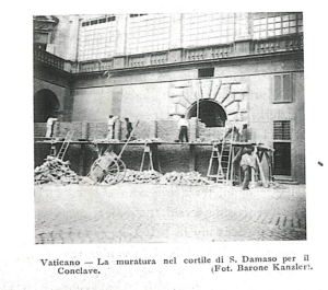 La muratura del Cortile di San Damaso in Vaticano per il Conclave