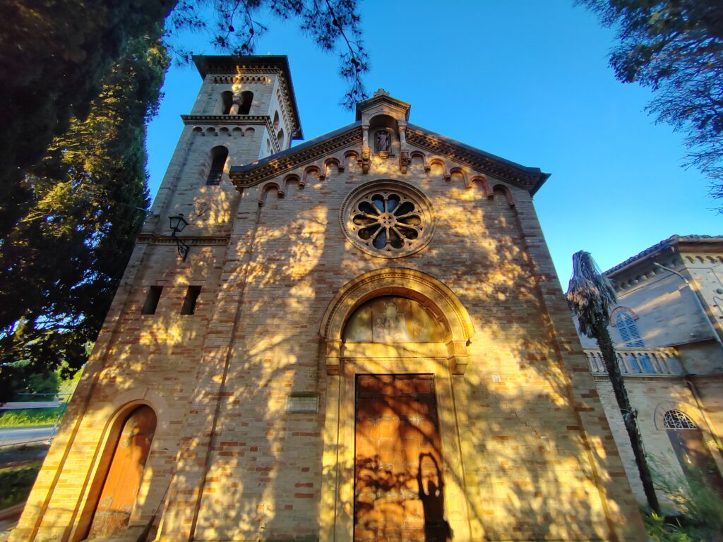 La facciata della chiesa di san Leopardo